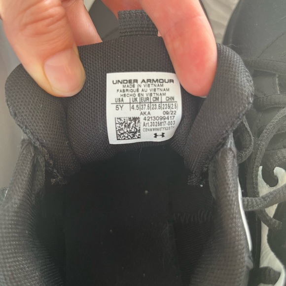 NEVER WORN. BOYS' UNDER ARMOUR BIG KID LOCKDOWN 5Y BASKETBALL SHOES. - Picture 5 of 5